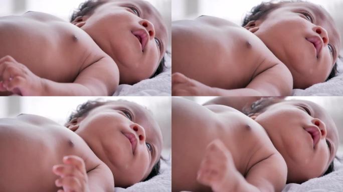 近景拍摄的新生儿非洲民族年龄1个月在家床上休息。家庭时刻概念。