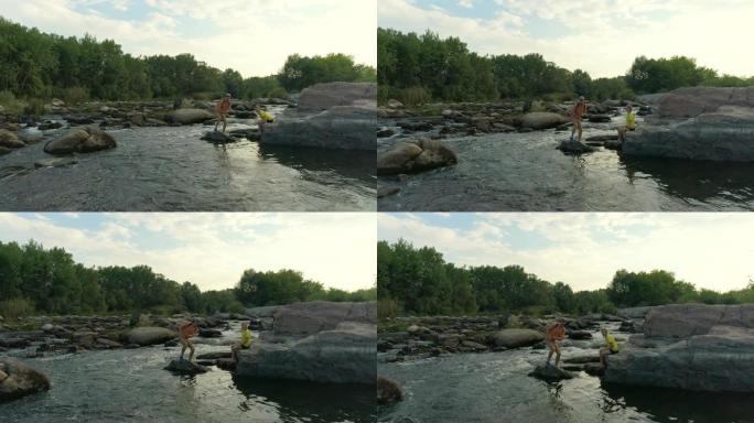 夫妇在河上掠过石头