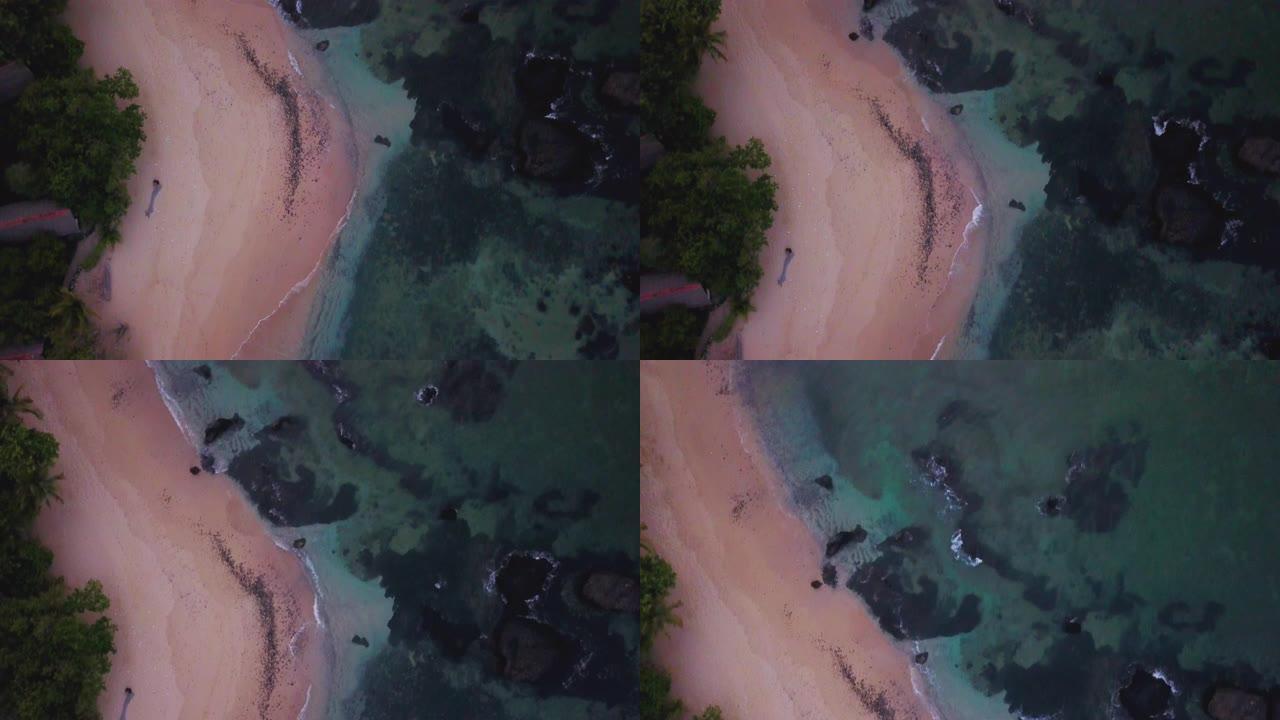 一个荒岛的鸟瞰图，有一个清澈透明的大海和原始的海滩。概念: 假期，马尔代夫，梦幻景观。