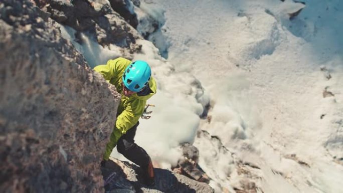 在瀑布上爬冰兴趣爱好极限挑战冬季探险