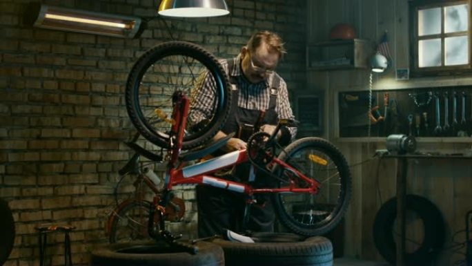 成年男子在车库修理自行车
