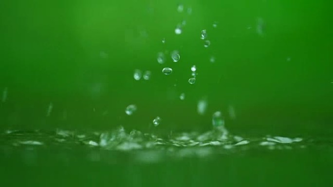 绿色背景的水滴水滴水纹下雨
