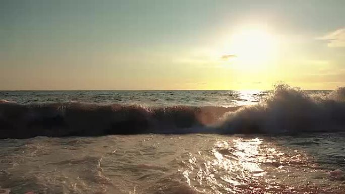 热带海洋美丽平静的日落景色