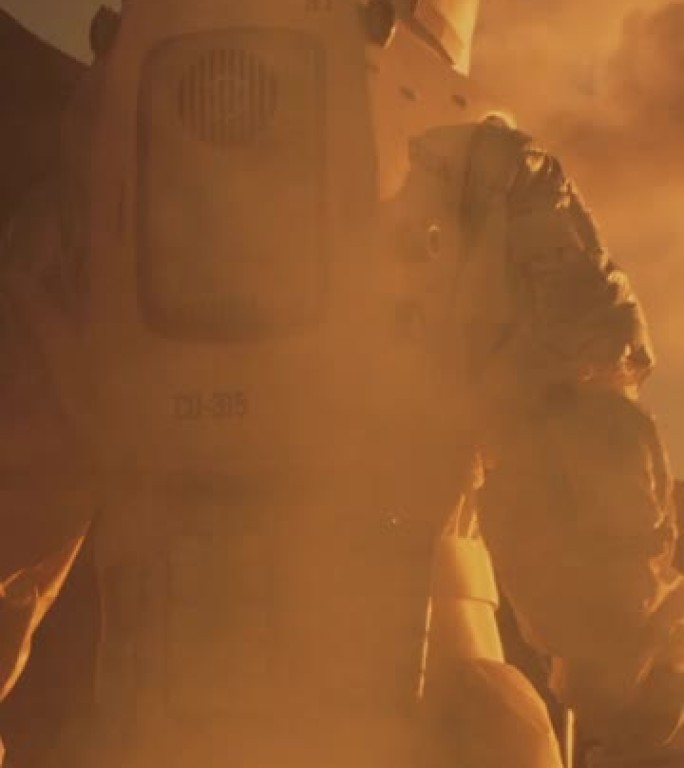 火星上的宇航员在探索探险中行走。在后台他的基地/研究站。首次载人火星任务。垂直屏幕方向9:16的视频
