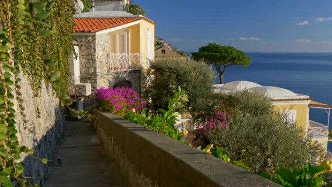 意大利波西塔诺村阿马尔菲海岸被鲜花环绕的优雅别墅。该村庄位于第勒尼安海的海岸。UHD