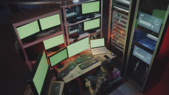 黑客使用带有多个显示器的计算机