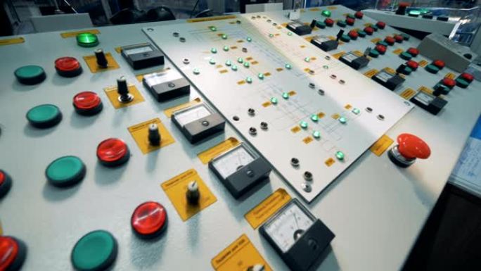控制台板上的许多按钮。回收厂板上的绿色和红色按钮。
