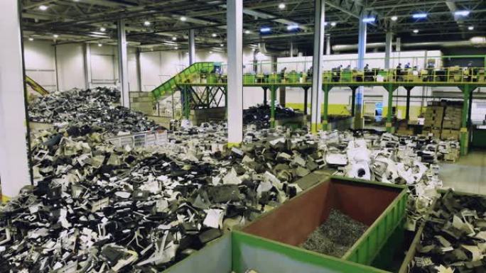 垃圾场堆成一堆的破碎的电子机器碎片。回收工业概念，塑料垃圾回收工厂。