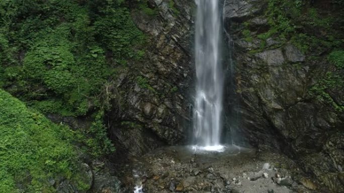 山上的瀑布特写山间美景瀑布高山流水悬崖峭