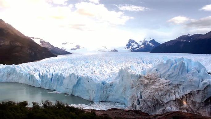 佩里托 · 莫雷诺冰川 (阿根廷圣克鲁斯省)。