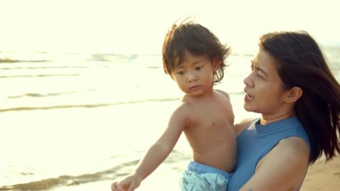 妈妈和儿子在海滩上放松。