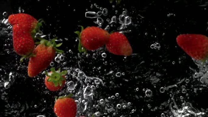草莓的慢动作掉入水中并飞溅。