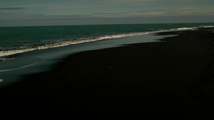 海浪汹涌的黑海滩。冰岛海岸