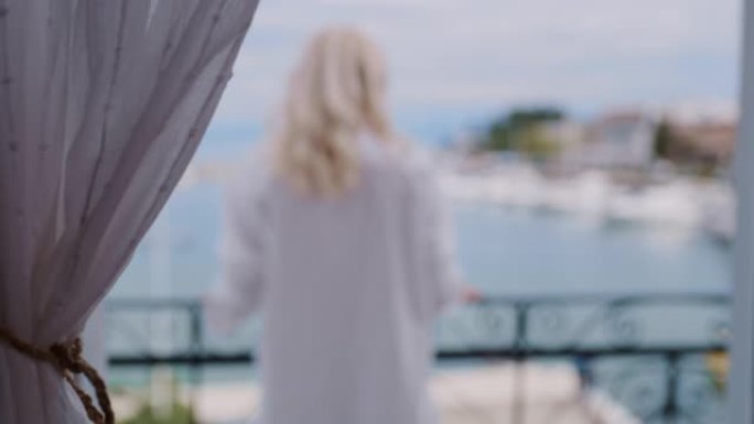 穿着白衬衫的WS女人在海边的阳台上享受新鲜空气