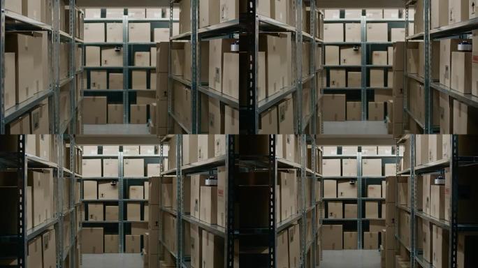 放大仓库储藏室中的移动镜头，成排的货架上摆满了纸板箱、包裹，准备装运。
