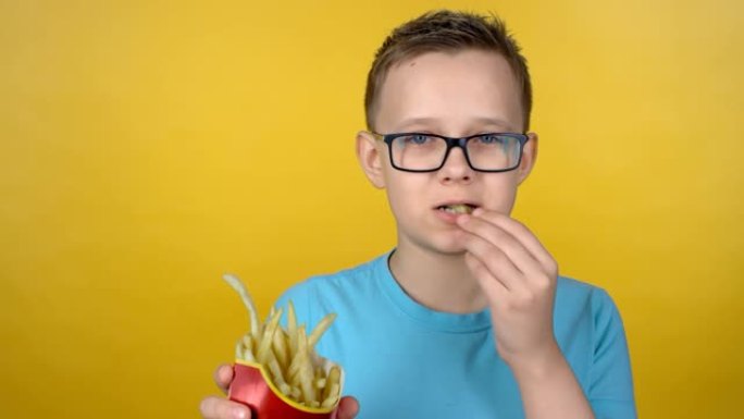 戴眼镜的男孩吃薯条