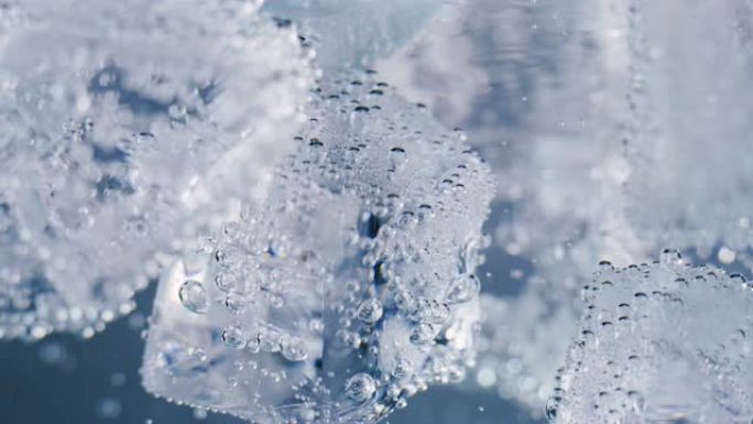 慢动作的冰块，将飞溅的冰块浸入冷的淡水中。