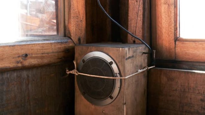阿根廷3月普拉塔港传统渔船船舱里的旧收音机扬声器。
