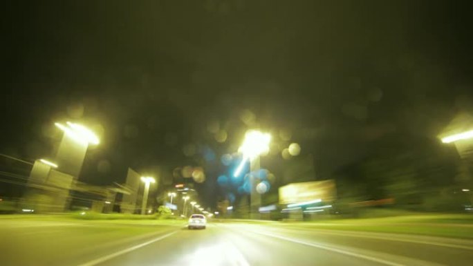 夜间乘汽车在城市快速行驶