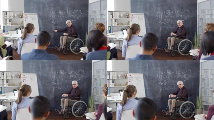 教授坐在轮椅上与学生交谈