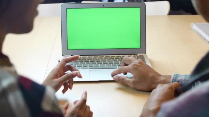 两人使用笔记本电脑绿屏
