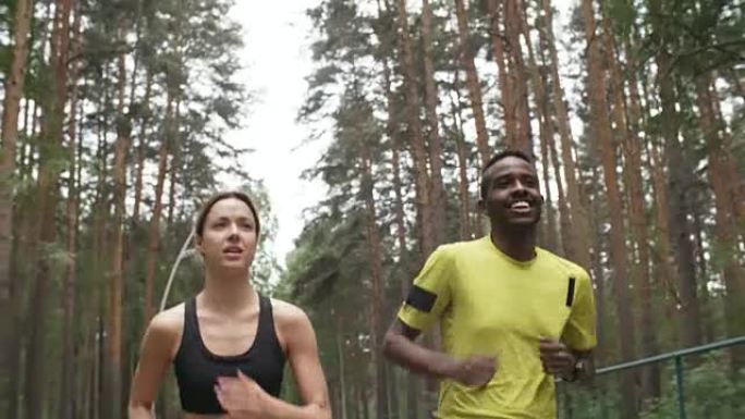 男女跑步享受晨跑户外运动森林奔跑外国男女