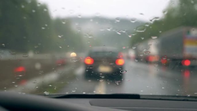 MS挡风玻璃刮水器清除了交通堵塞的汽车上的雨水
