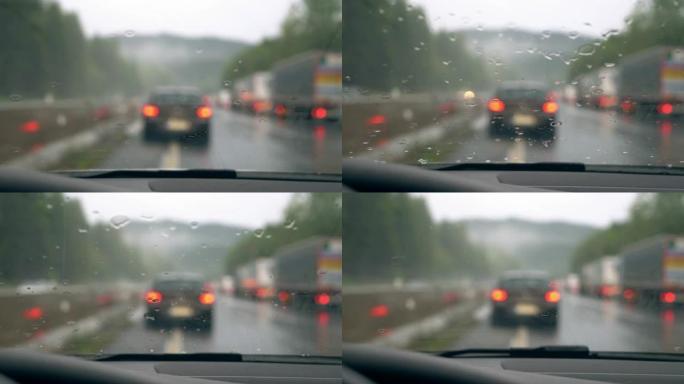 MS挡风玻璃刮水器清除了交通堵塞的汽车上的雨水