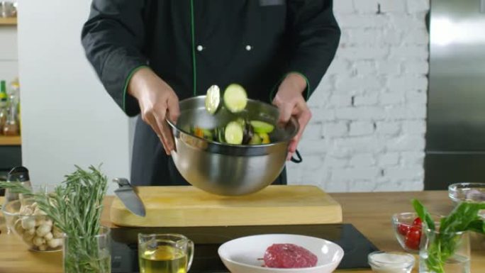 用西葫芦和茄子切片烹制碗