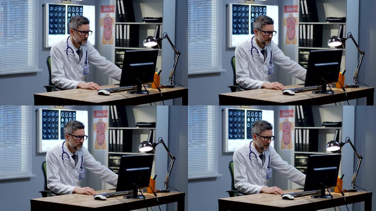 男医生在视频通话中讲话