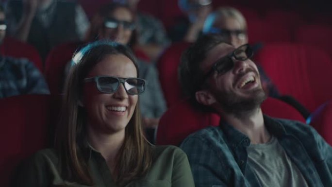 3D电影院中的幸福夫妻