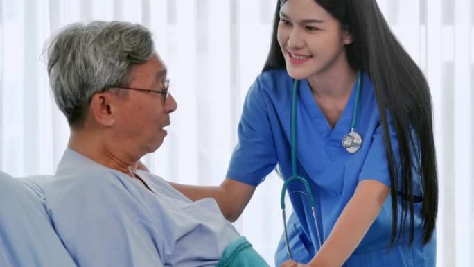 医院病人面前微笑着美丽的护士。年轻女性友好医生慰问残疾老人。医院，医学教育，保健，人和医学概念。医疗