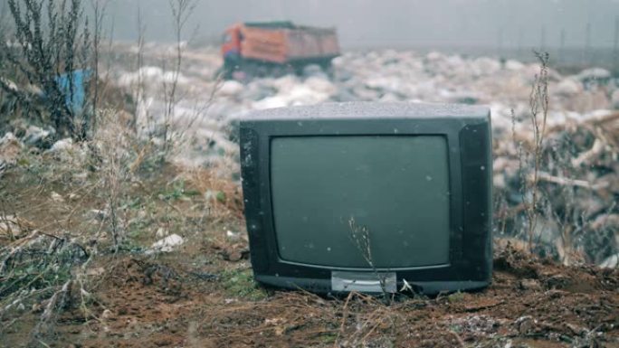 冬天垃圾场上的旧电视。