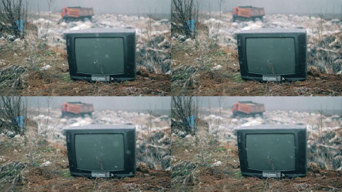 冬天垃圾场上的旧电视。