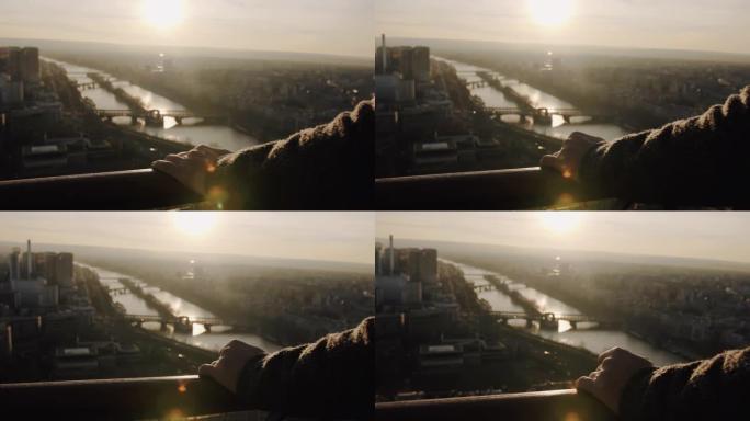 巴黎埃菲尔铁塔的观景台围栏上的男性双手丢失镜头，史诗般的日落天空视图全景慢动作