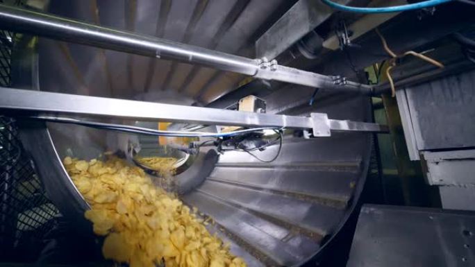大机器旋转，在油炸薯片中添加增味剂。