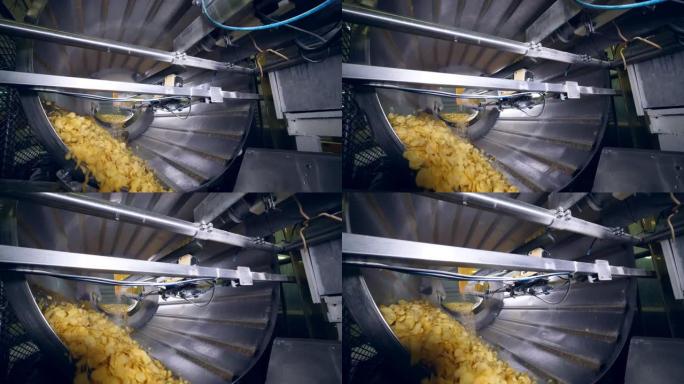 大机器旋转，在油炸薯片中添加增味剂。
