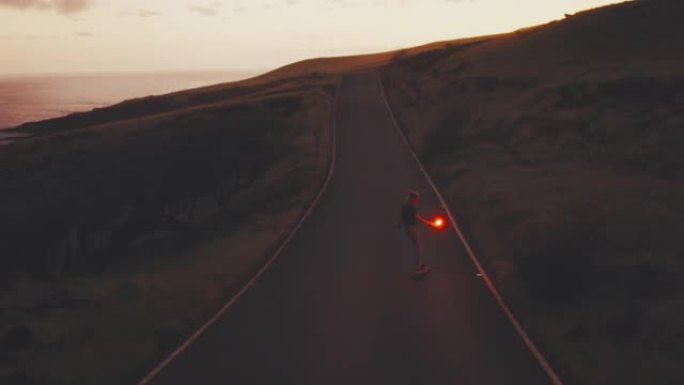 年轻女子在黄昏时用发光的红色耀斑滑板