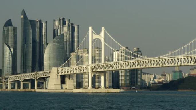 韩国釜山的光安大桥和海云台。缩小效果。