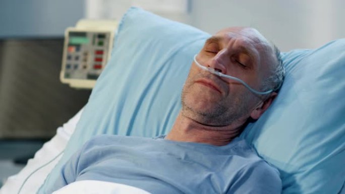 男子躺在医院的病床上