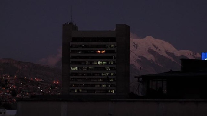 晚上，玻利维亚首都拉巴斯的一座小山上的建筑。