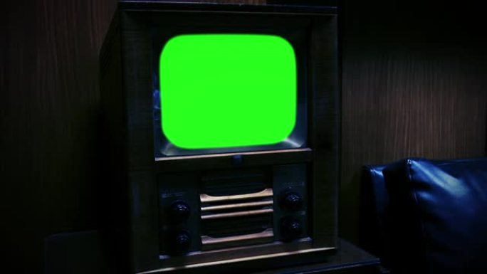 绿屏老式电视。夜景。