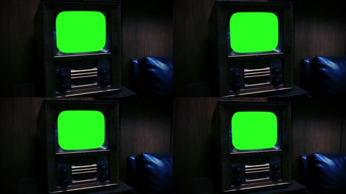 绿屏老式电视。夜景。
