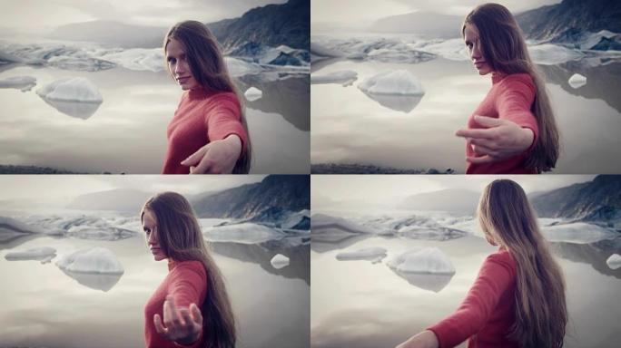 冰川泻湖的女孩。日落时张开双臂