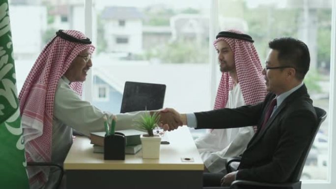 阿拉伯商人与他的商业伙伴握手