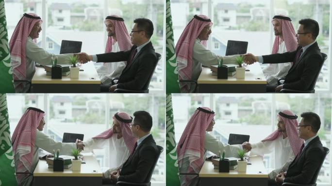 阿拉伯商人与他的商业伙伴握手