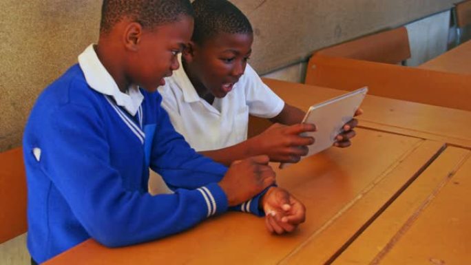 小学生在乡镇学校4k休息时使用平板电脑