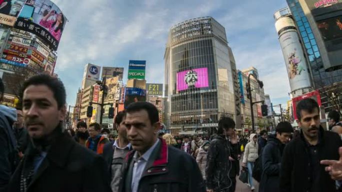 日本和外国游客的4k时间流逝在日本东京涩谷区的傍晚穿过人行横道，日本文化观念