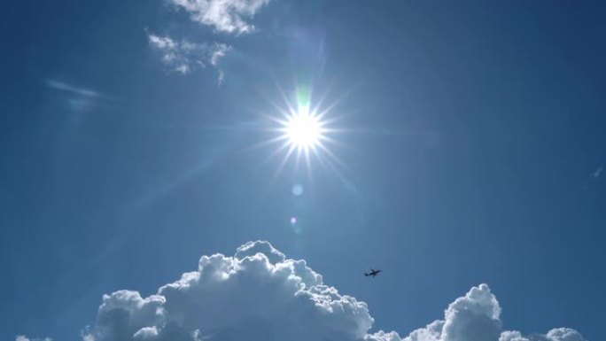 4k飞机飞行通过积雨云和下午的太阳