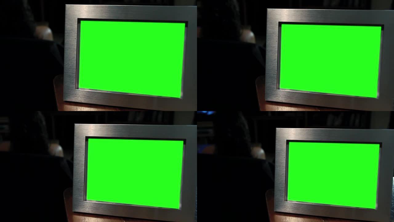 黑暗中绿屏的相框。